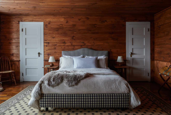 Kamar dengan kursi goyang dan perapian untuk suasana hangat dan intim